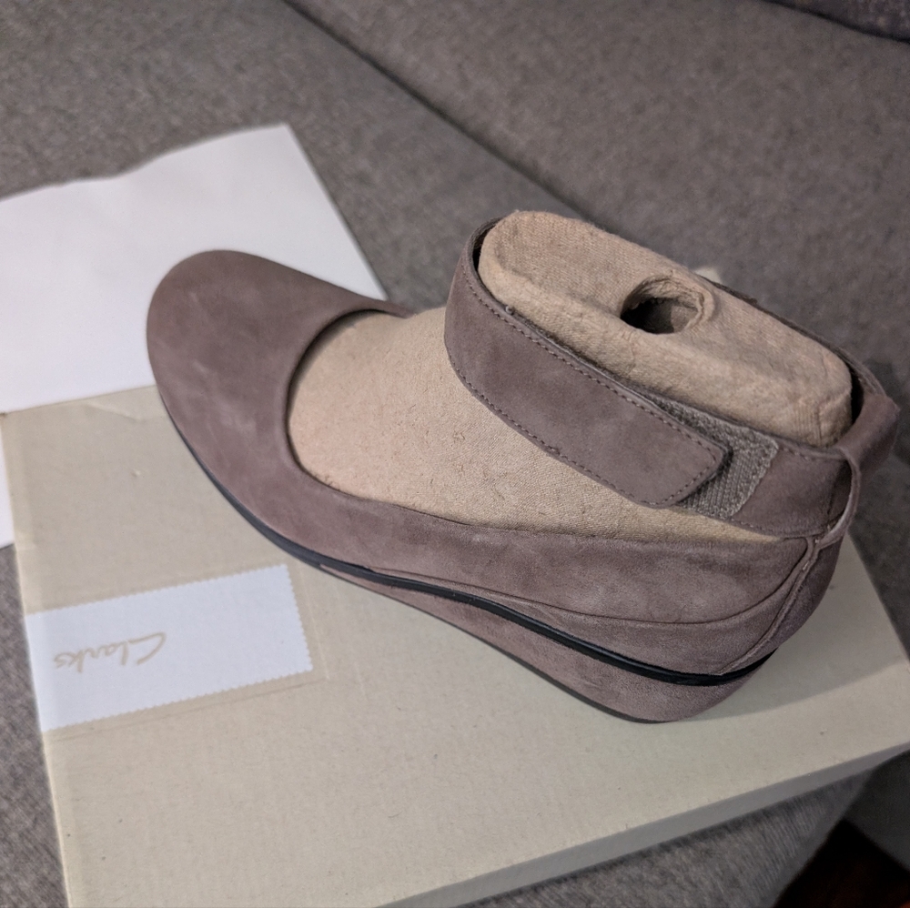 Clarks Women's Taupe Wedge Shoes - Picture 5 of 8